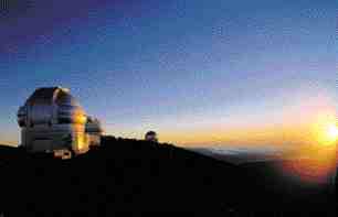Photo right: Gemini North prepares for a nightwatch from Mauna Kea. The observing slit is fully open to the sky at centre, and the side vents are wide open to let in the night air.