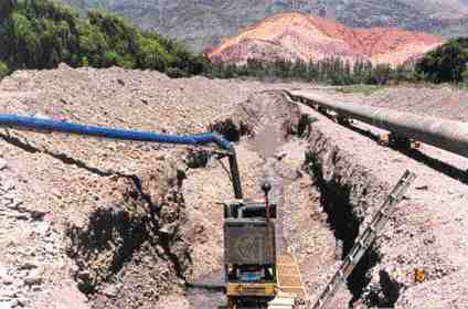 Excavating a ditch for the pipeline in Rio Purmamarca. The riverbed was restored and steps were taken to protect the small irrigation systems of local farmers.