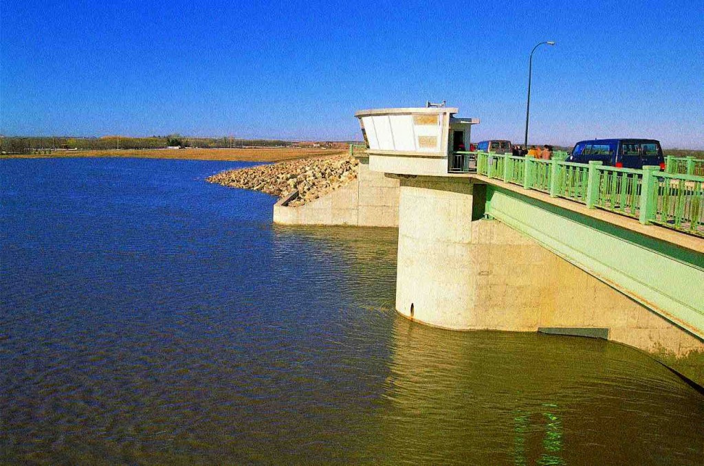 Left: Inlet Control Structure south of Winnipeg. Above right: aerial view during the 1997 flood, looking east up the Floodway.