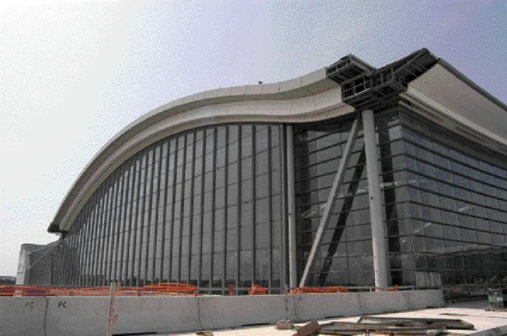 The building's curtain wall has thin structural elements to minimize the obstruction of daylight; expansion joints isolate the walls from the arched roof, which deflects under snow and wind loading.