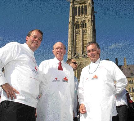 From left to right, Liberal Caucus chair, MP Andy Savoy, P. Eng., U.S. Ambassador to Canada, David Wilkins, and ACEC Chairman, Norm Huggins, P. Eng., at fundraising BBQ on the Hill co-sponsored by ACEC.