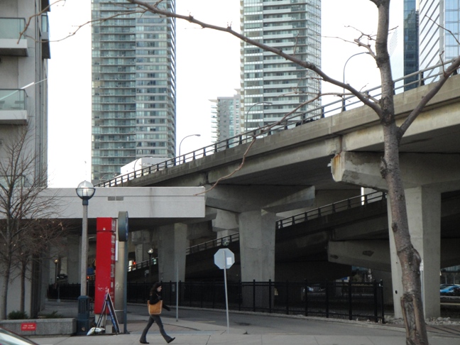 Gardiner Expressway in downtown Toronto.  Photography CCE/BP